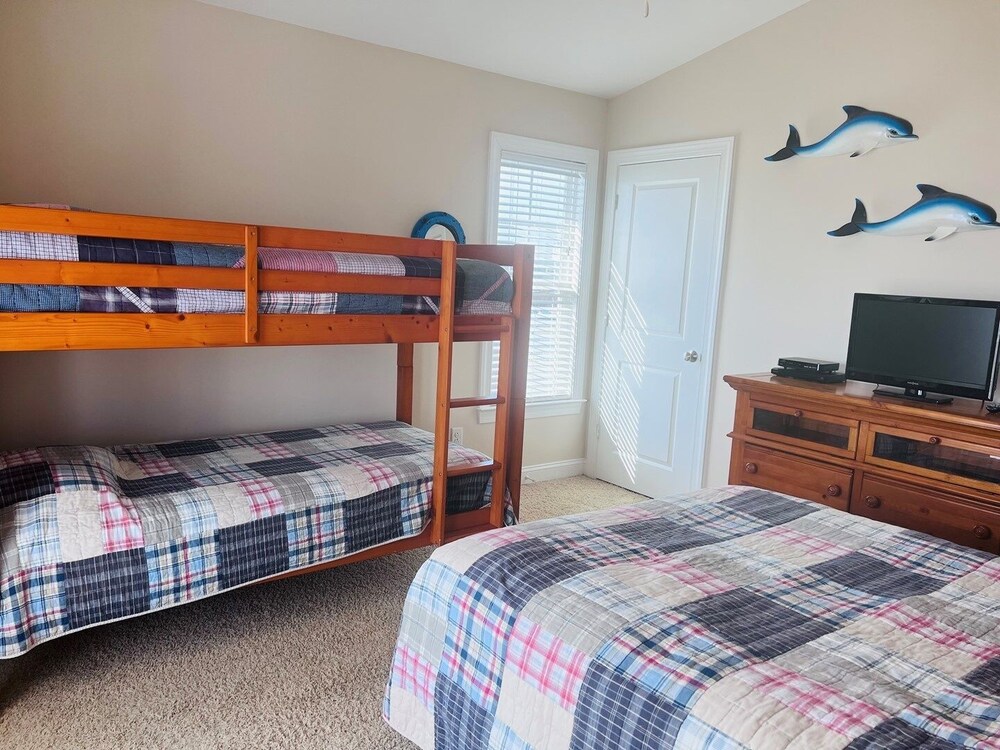1 Ez Access 4 Bedroom Home by RedAwning