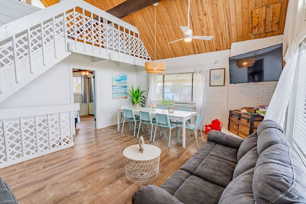Pelican Beach Private Ocean Front Beach House- Sleeps 10 Bring Your Surf Boards