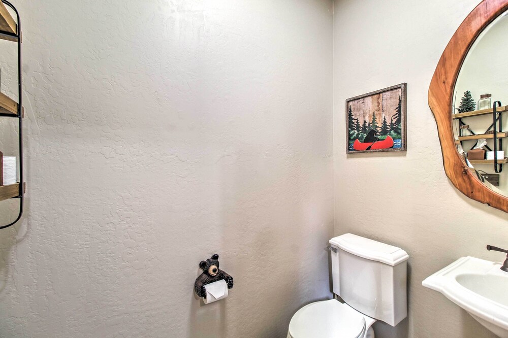 Hot Tub & Game Room: All-season Pinetop Cabin view 3
