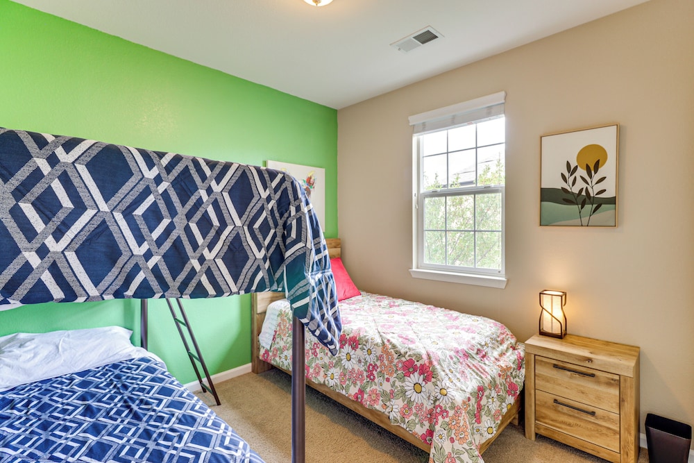 6 Mi to Dtwn Reno: Mtn-view Retreat w/ Fireplace!