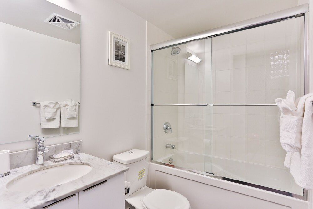 Exquisite 55th Floor 2 Bed 2 Bath Parking