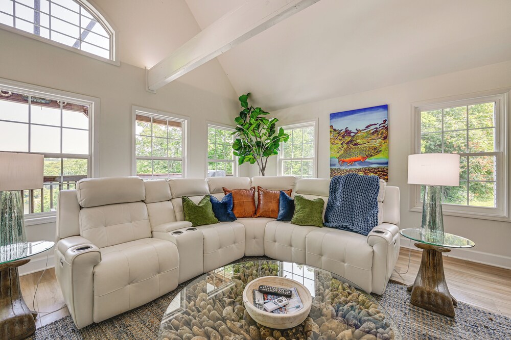 Pool, Lake Views, Dock & More: Mt Vernon Getaway
