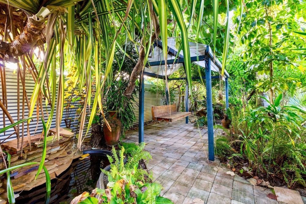 Buddha House 3BR 2BA Home -lush Backyard