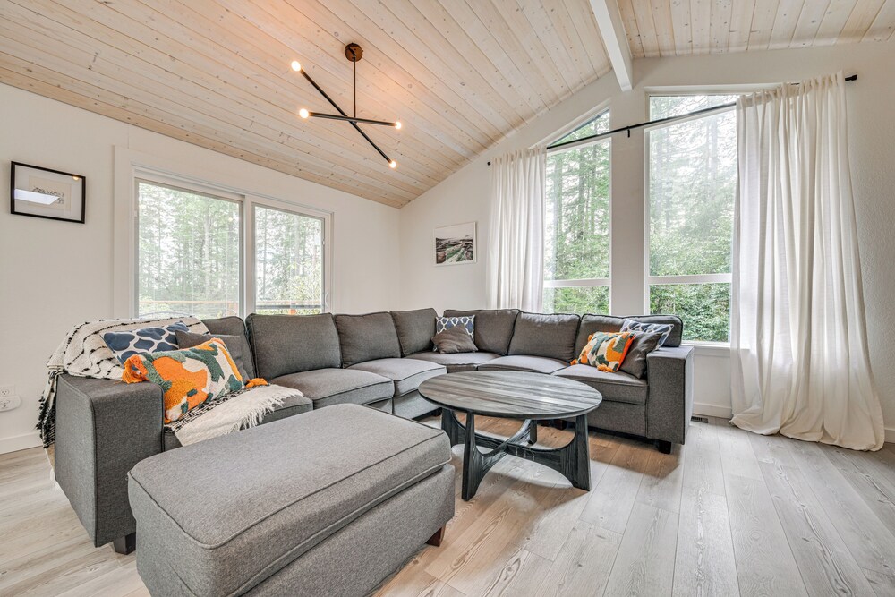 Walk to Lake: Anderson Island Escape w/ Fire Pit
