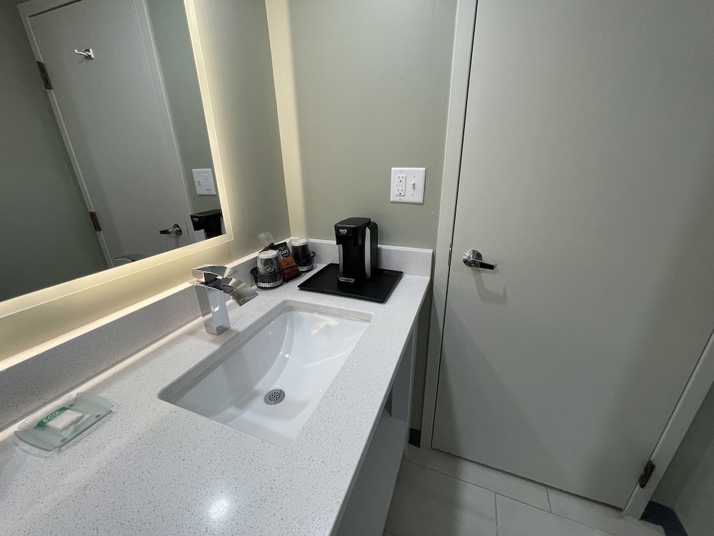 Bloomington Vacations - The Chateau Hotel and Conference Center - Property Image 66