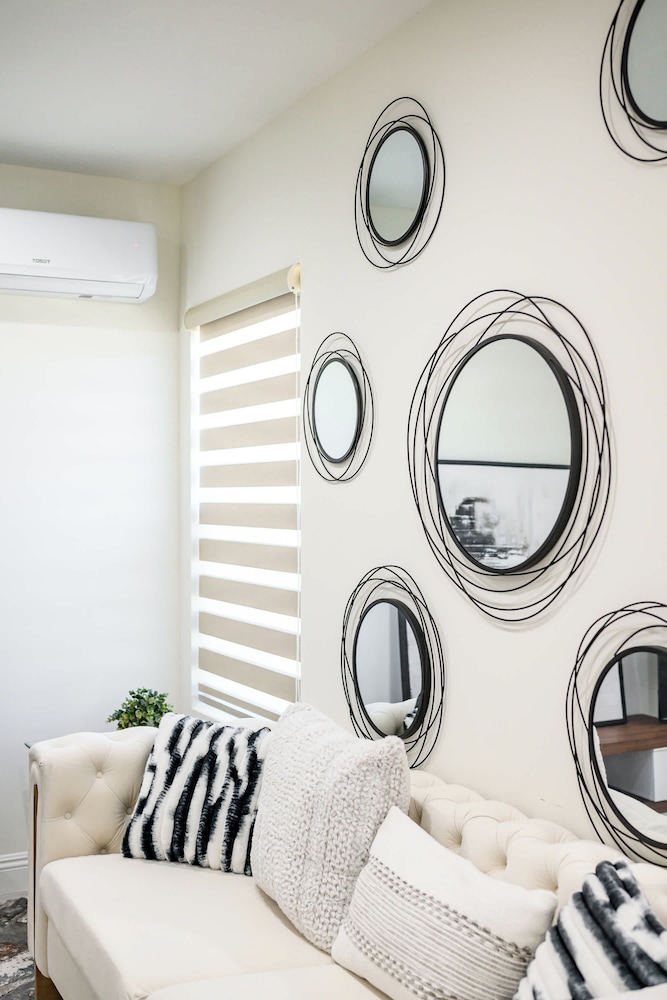 Modern New 3B Home Fully Stocked Cozy Sunlight