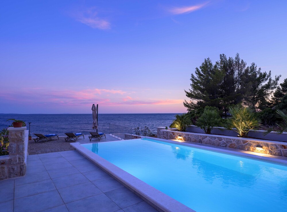 Sunlit Shores Beach Villa With Pool, Gym and Sauna