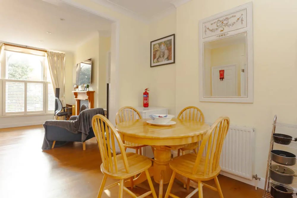 Peaceful 2 Bedroom Apartment in Affluent Fulham