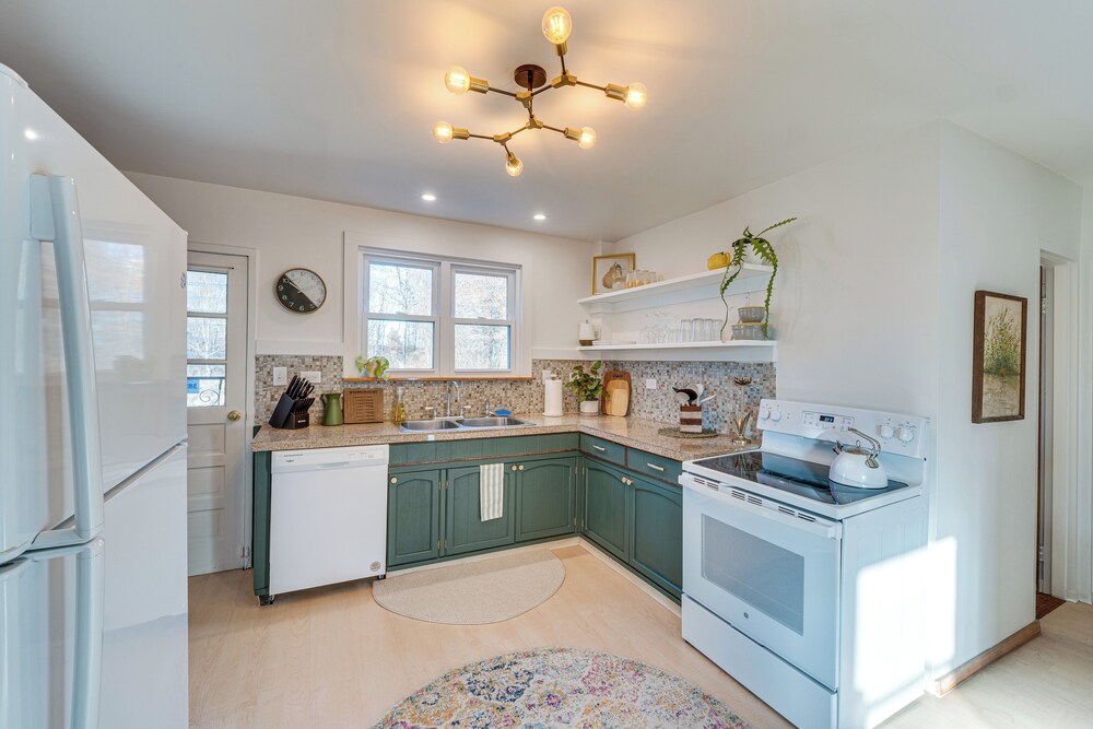 Charming Gardiner Home w/ Yard & Sunroom