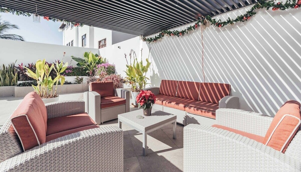 Cozy 2BR House 2 min to the Beach - Pool - Terrace