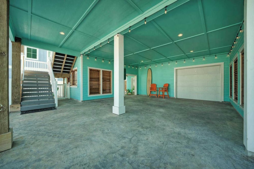Sleeps 21, 2 Homes 2 Private Pools, Fire Pit, Swing Bar Walk to the Beach