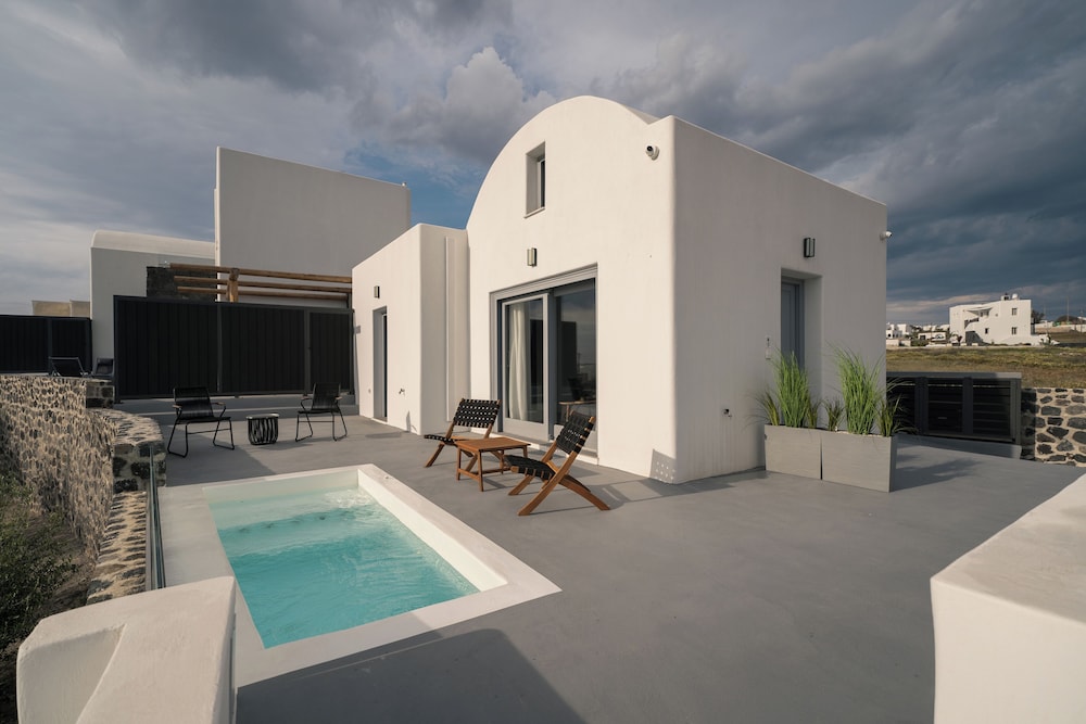 Uranides Luxury Suites