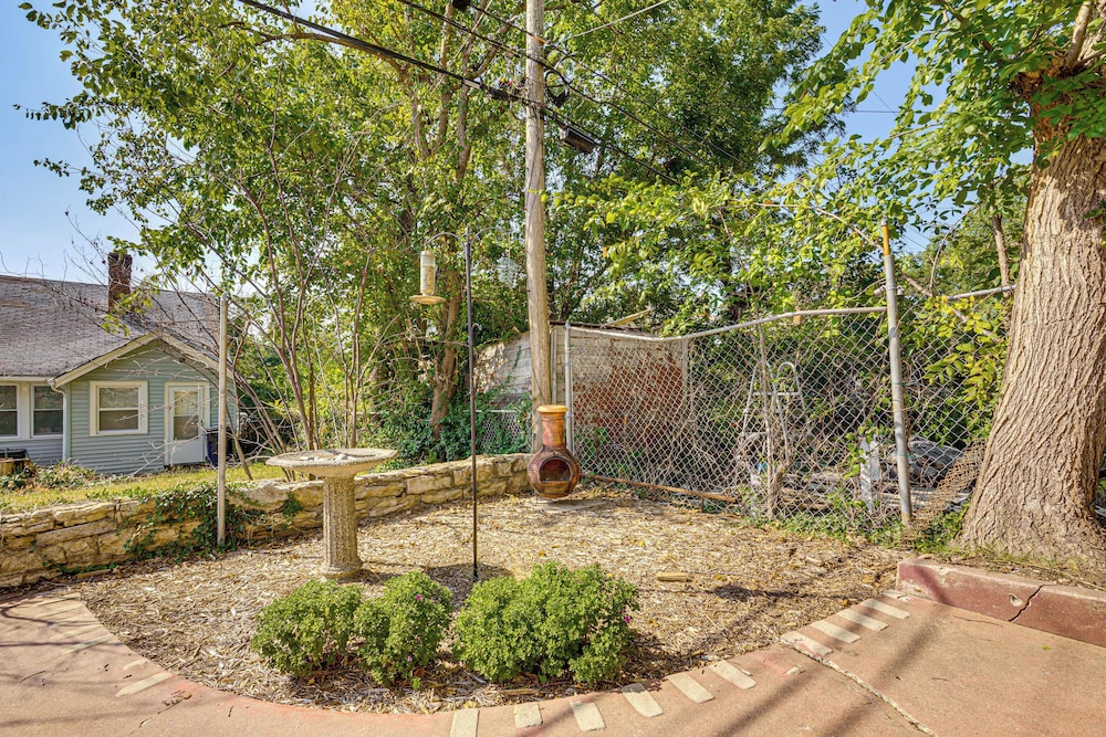 6 Mi to Arrowhead Stadium: Charming Home w/ Porch!
