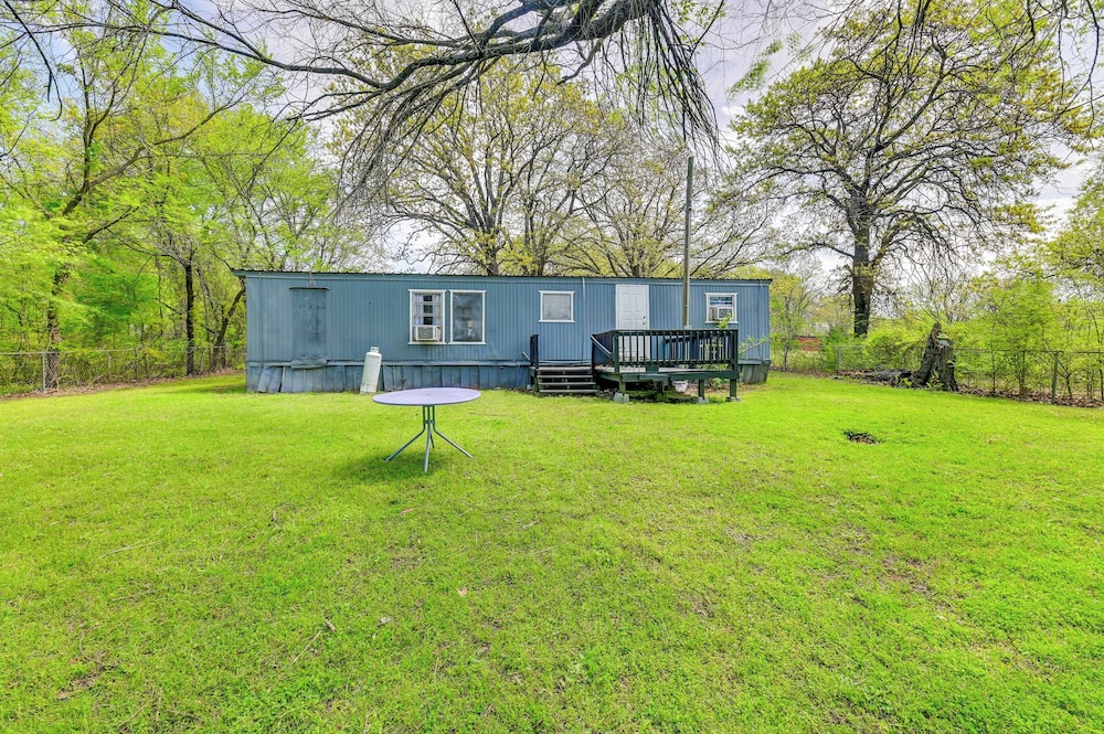 Fenced Yard: Quaint Cabin Near Lake Texoma!