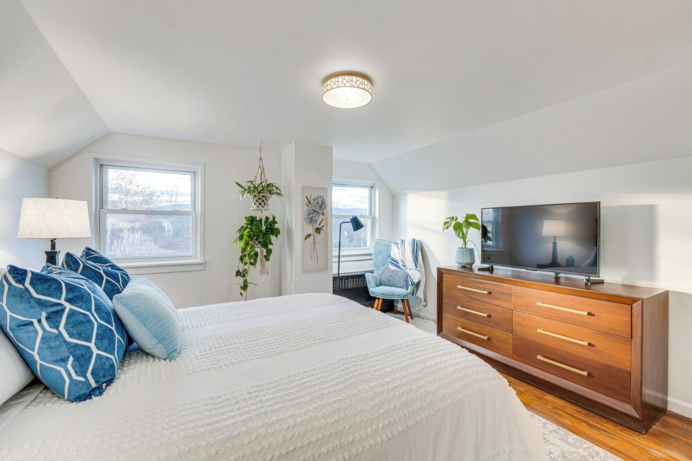 Charming Gardiner Home w/ Yard & Sunroom