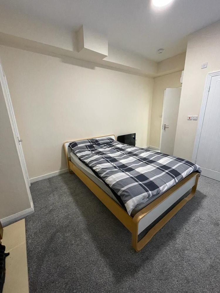 Remarkable 3-bed House in Wallsend view 3