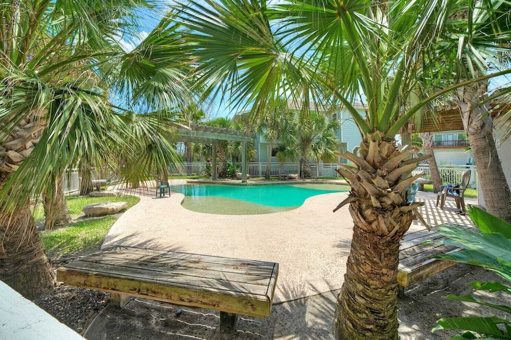 2 Homes in Las Palmeras by Avantstay Sleeps 18, Resort Pool + Private Patio Walk to Town, Golf Cart Zone
