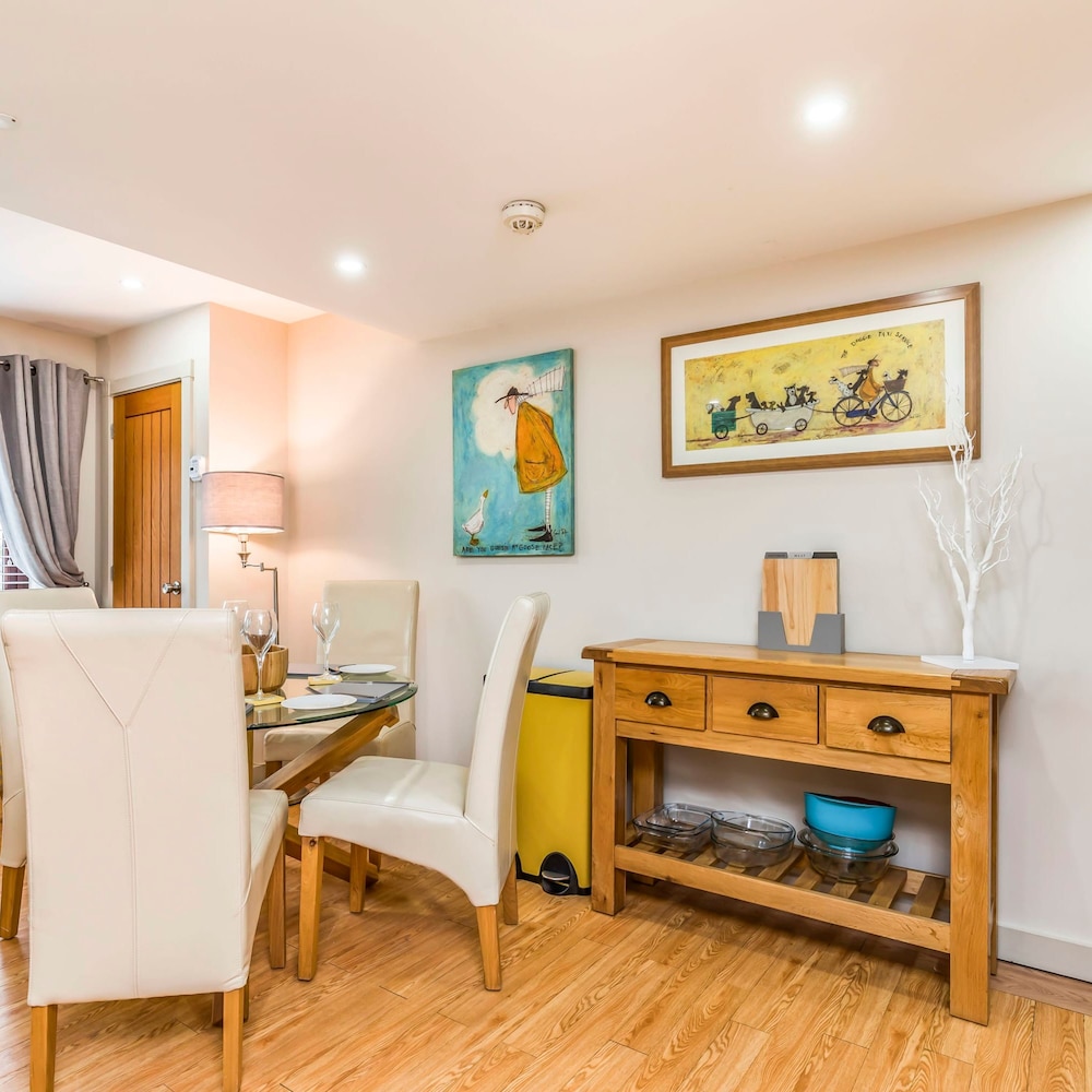 Stylish Ground Floor Apartment With Parking