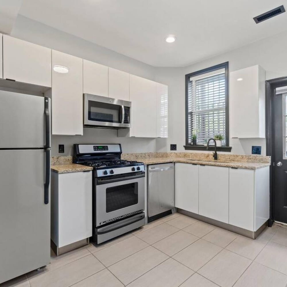 Charming DC Rowhouse Condo - Ideal Long-term Stay