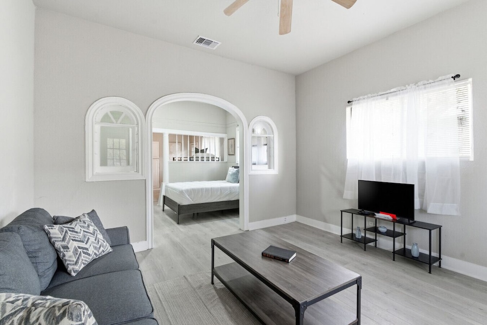 Spacious 2BR Duplex Near Downtown San Antonio