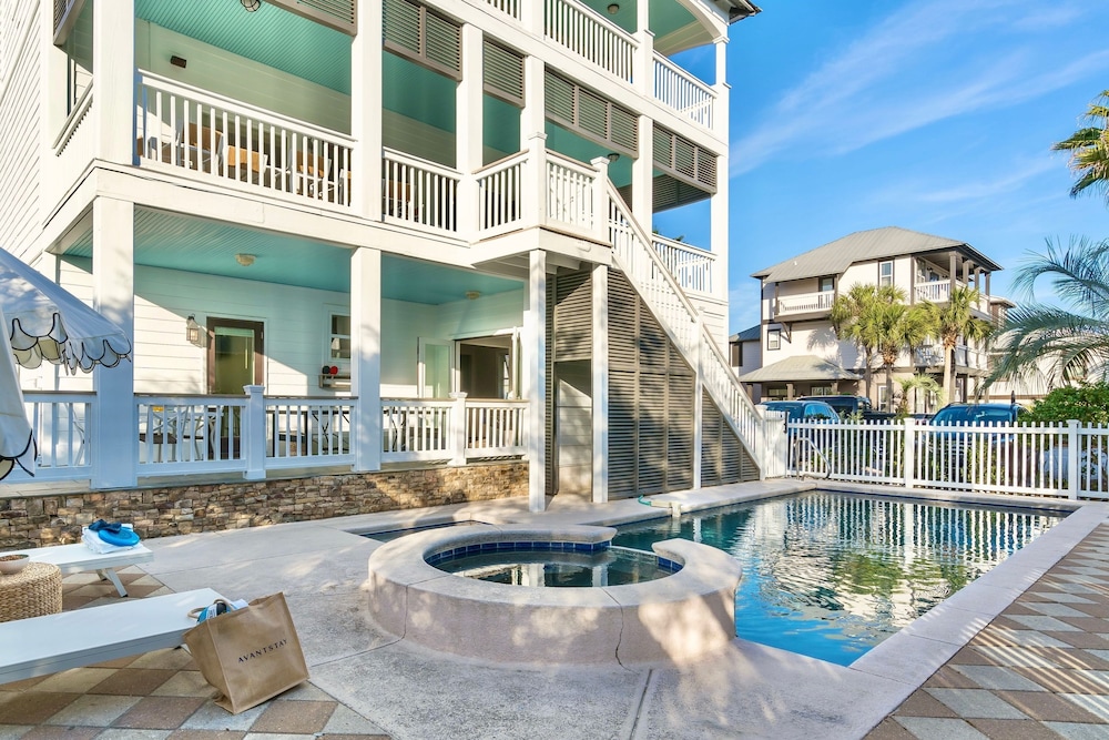 Fin by Avantstay 9 BR Destin Oasis With Pool Spa Walk to Beach
