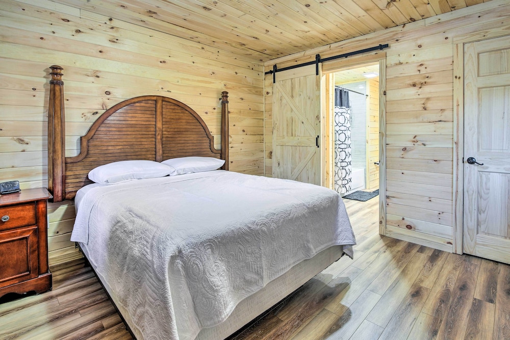 Pet-friendly Gatlinburg Cabin w/ Hot Tub!