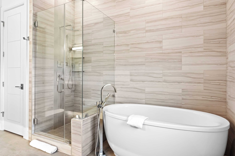 Crest One by Avantstay Rooftop Views, Pool Access, Golf Cart Included