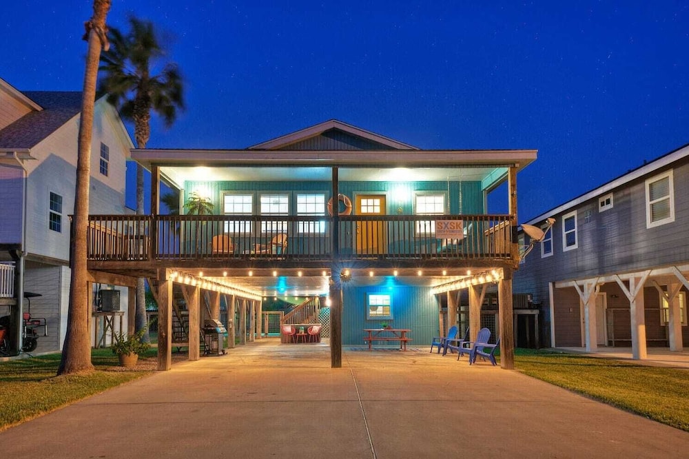 Sleeps 22 2 Homes w/ Private Pool, Game Room, Nature Views 7 BDR Avantstay