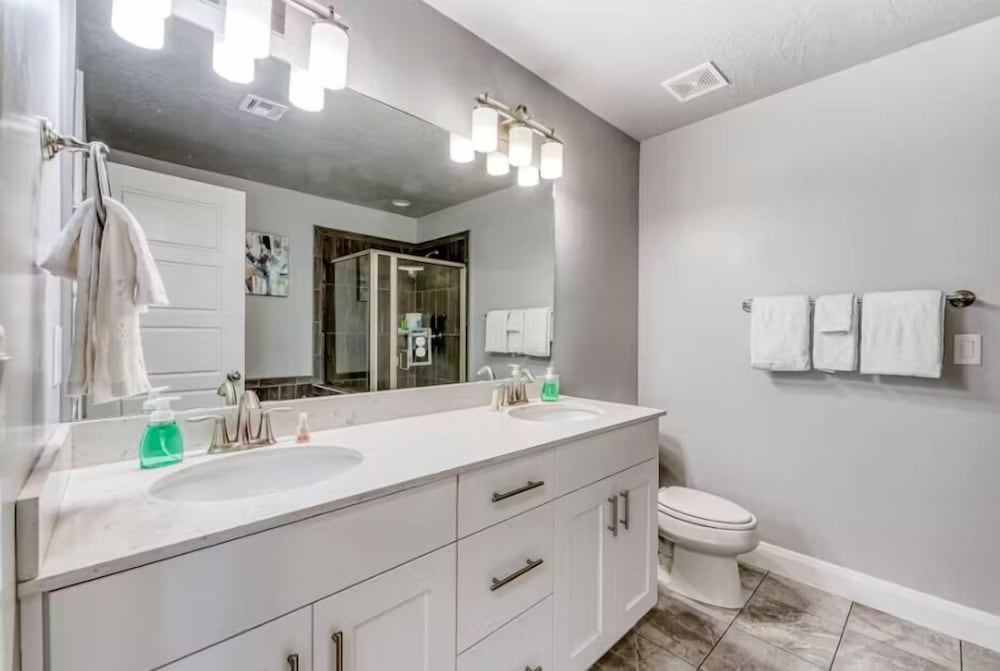 The Modern Villa - Pet Friendly 3 Bedroom Townhouse