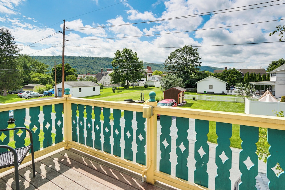 Walk to Town: Charming Unit w/ Balcony in Bedford!