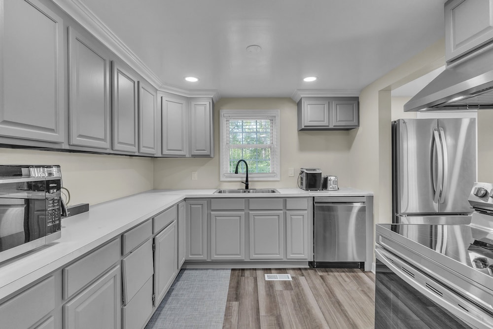 Peaceful Pet Friendly Chesapeake Escape 4 Bedroom Home