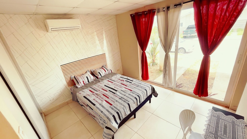 Habitación con entrada Privada en Playa Dorada + Kitchenette y baño.