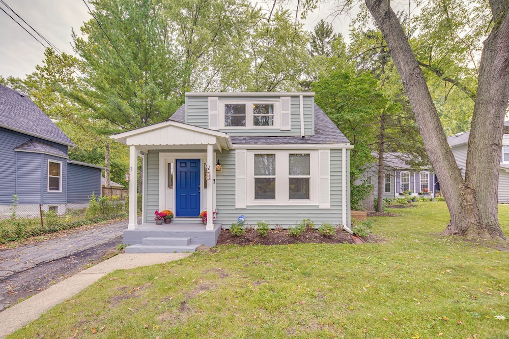 Fire Pit & Grill: Family Home on Fox River Trail!