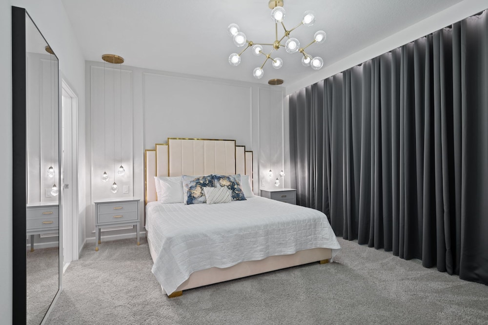 Chic 6 Bedroom Solara Home Pool and Themed Rooms