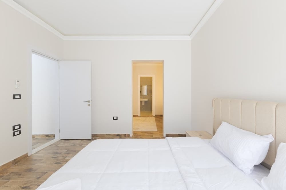 Upper Duplex 3BR in Eastown Sodic