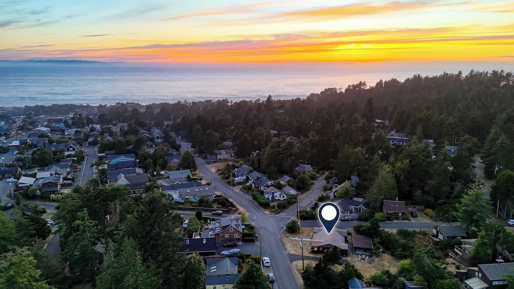 Walk to Beach & Shops Fireplace, Patio Dining & Firepit at Manzanita Ave