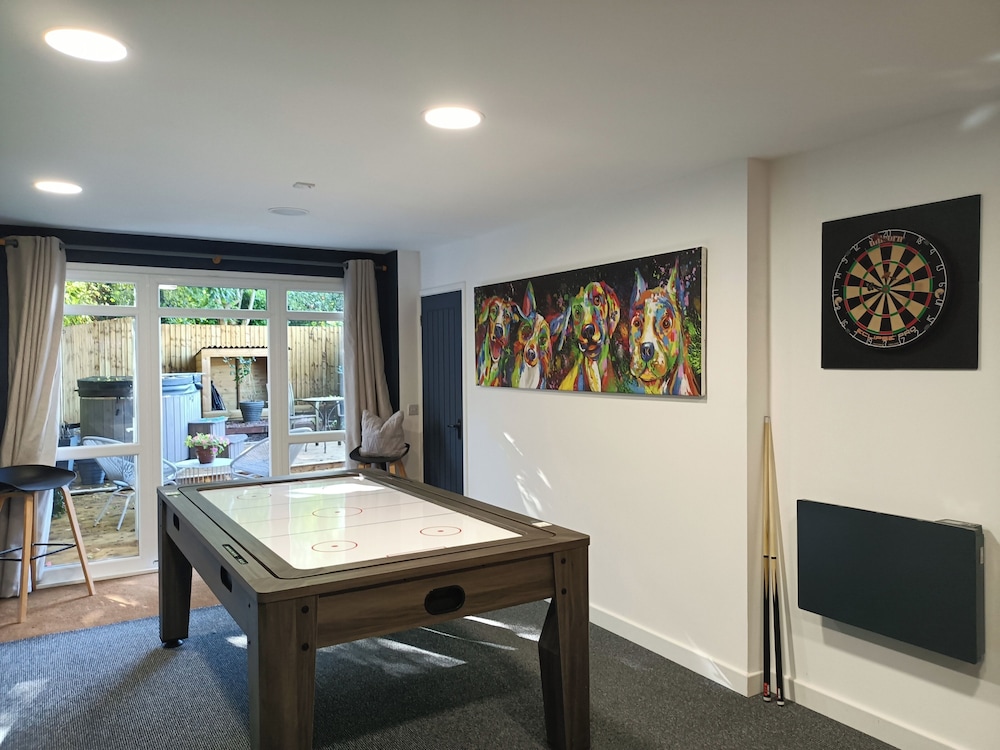 Romantic Chalet- Hot Tub- Games Room-stream-views