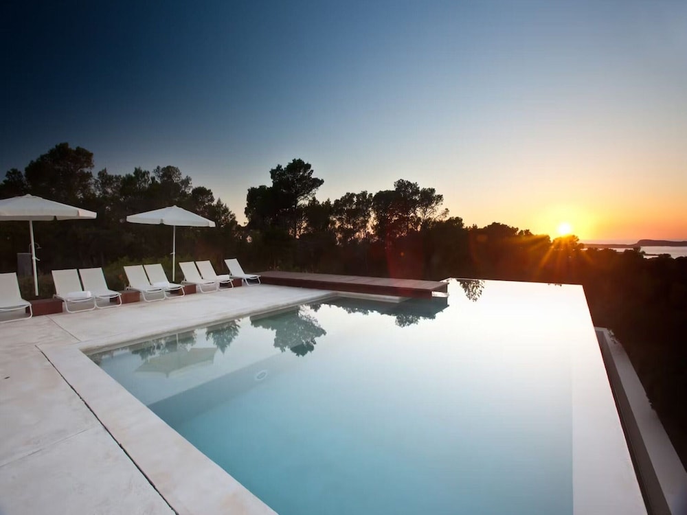 Beautiful Villa in Inviting Space