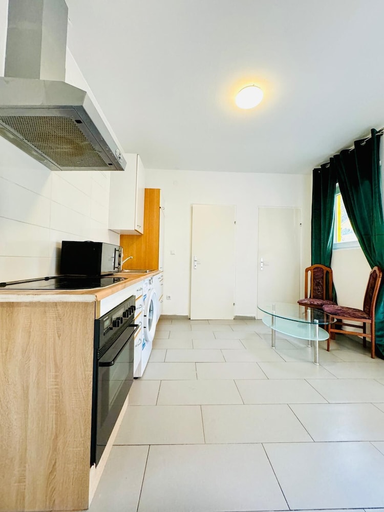 Cozy 2BR Apt Sleeps 6 Direct City Access