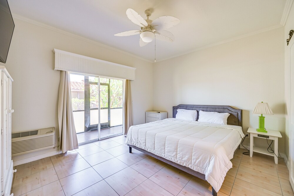 Sail + Soak: Naples Condo w/ Heated Pool Access