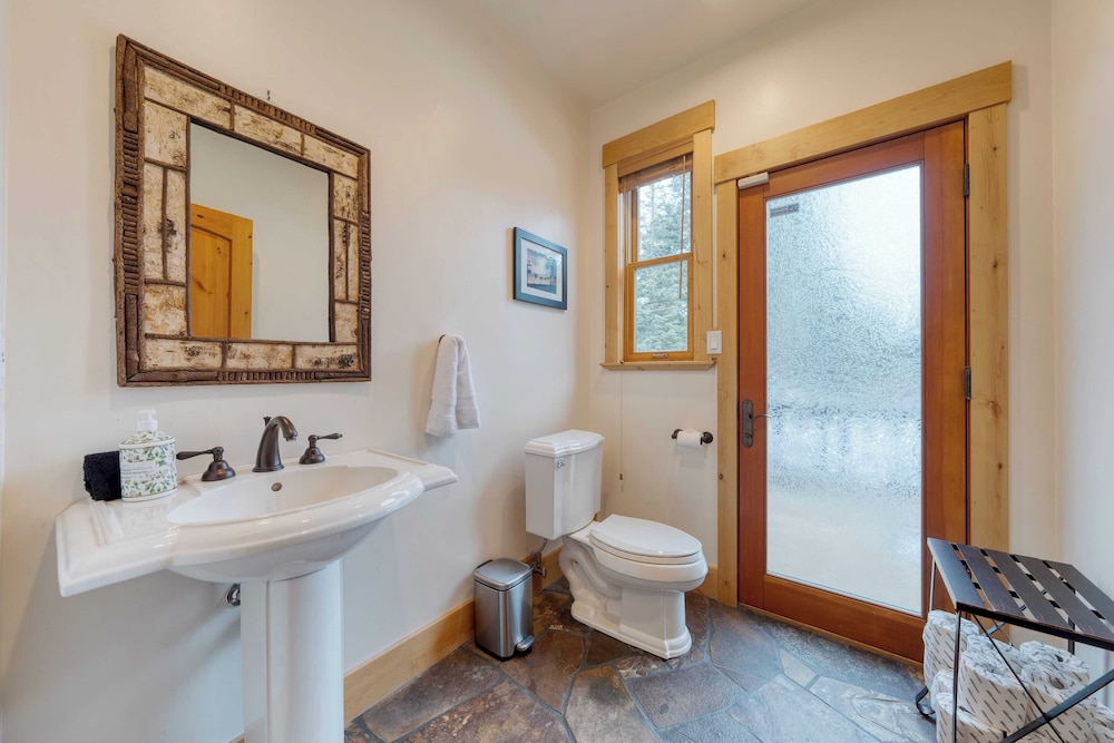 5 Mins to Ski Resort Ping Pong, Pool Table, Deck Donner Ridge by Avantstay