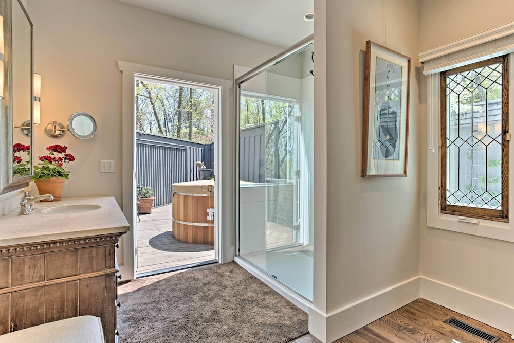 Enchanting Tryon Home w/ Hot Tub  14 Mi to Tiec! - Property Image 11