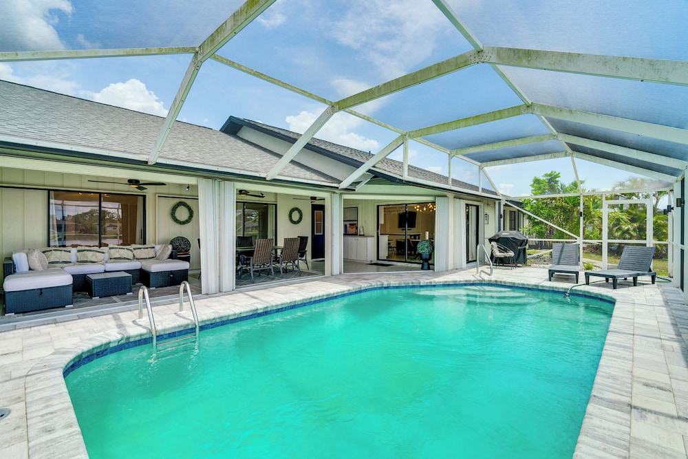 Group Getaway: Luxe Lakeside Gem in Port Charlotte