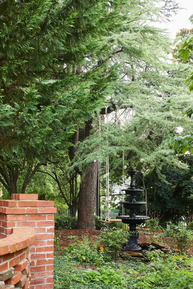 Apt2 Edenbrae - Walkable Southern Gothic Mansion