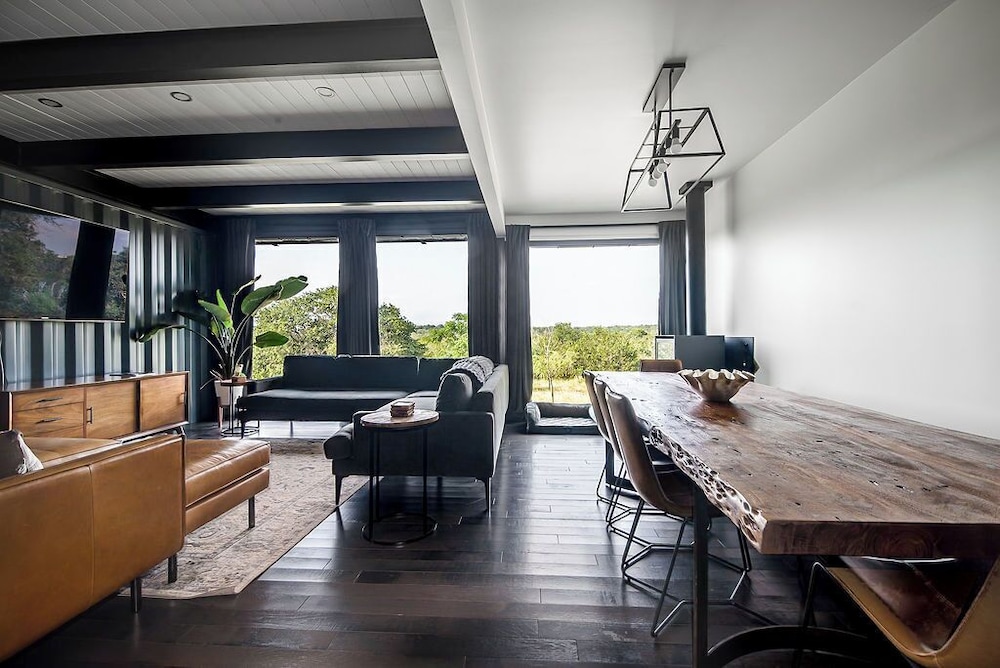 Luxury Hill Country Container Home - Near Alamo Springs Cafe