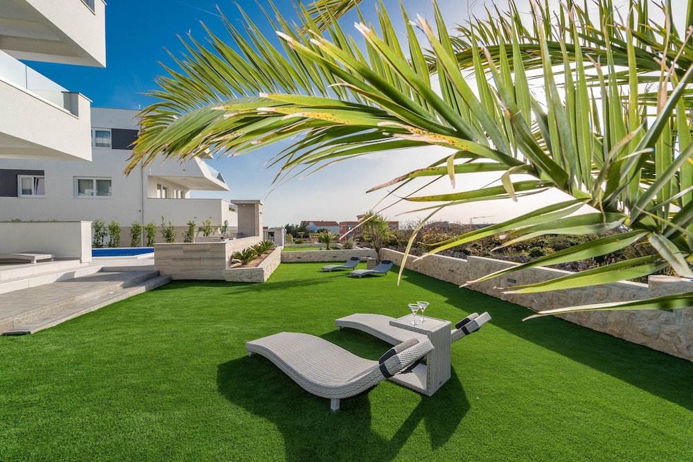 Apartments & Rooms Pool Villas Maris
