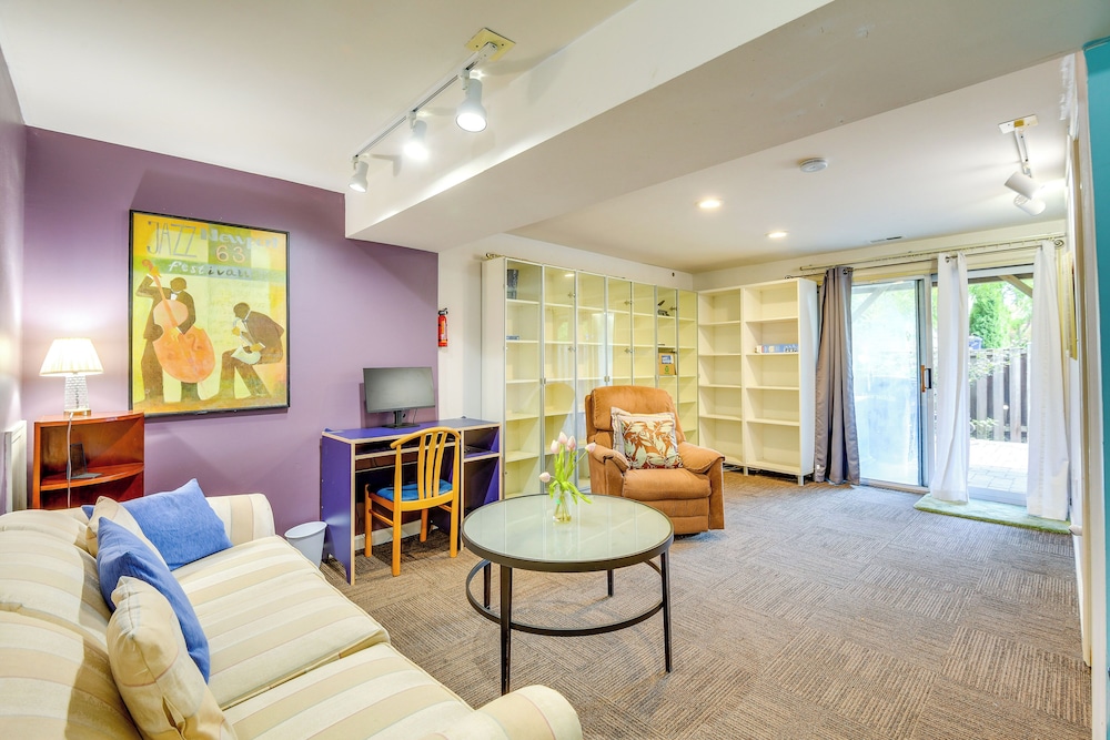 Close to Hospital & Dulles: Herndon Townhome