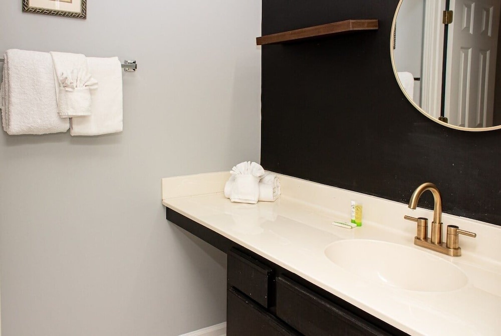 Waterway Village 18g 2 Bedroom Condo