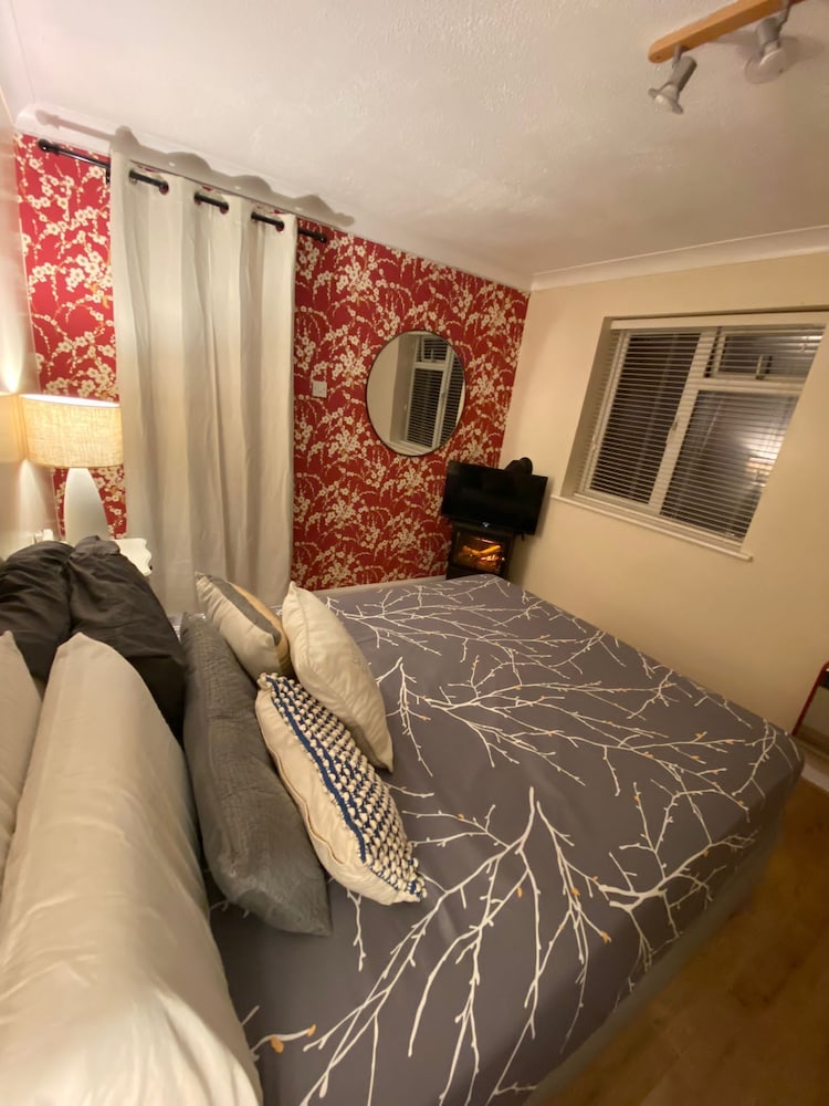 Stunning 1-bed Apartment in Bracknell view 3