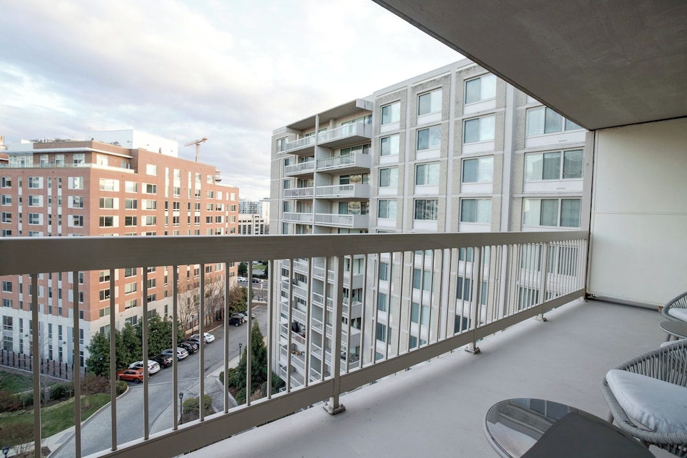 Crystal City Apt Close to Airport